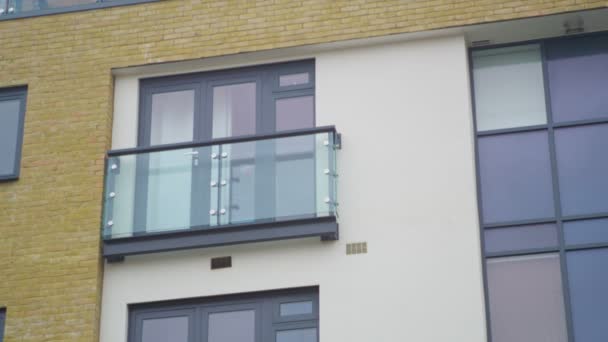  fenêtre avec balcon sur immeuble 