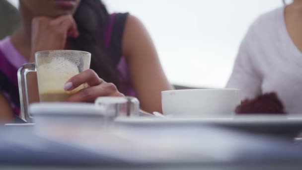 Vrienden chatten op terras — Stockvideo