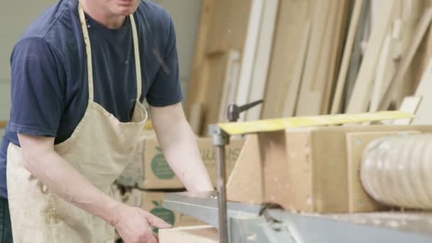 charpentier coupant du bois 