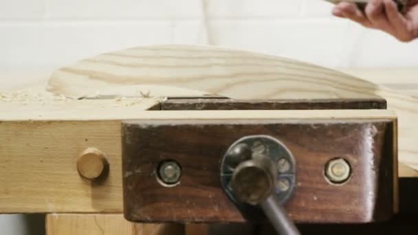 Fabricante de móveis trabalhando em pedaços de madeira — Vídeo de Stock