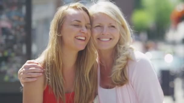 Mãe e filha rindo juntas — Vídeo de Stock