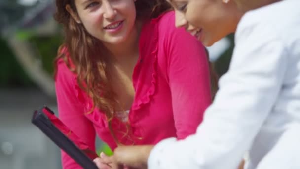 amies utilisant un ordinateur tablette  