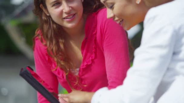 Amigos femeninos usando tableta — Vídeos de Stock