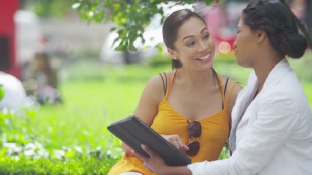 Amigos do sexo feminino usando computador tablet — Vídeo de Stock