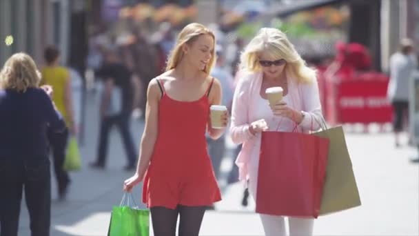 Madre e hija de compras — Vídeos de Stock