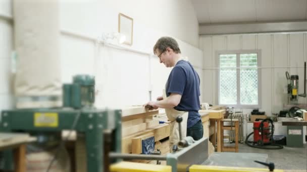  menuisier mesurant le bois prêt à être coupé 