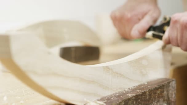 Meubelmaker werken aan stukken van hout — Stockvideo