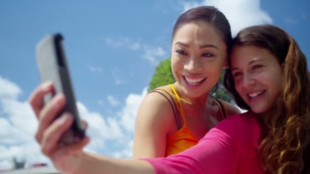 Amigas posando para selfie al aire libre — Vídeos de Stock