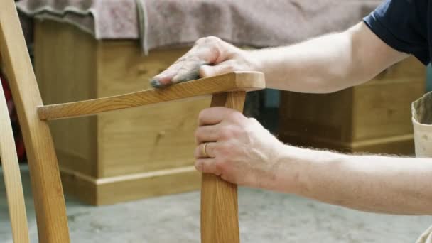 Fabricante de muebles poniendo toques a la silla — Vídeos de Stock