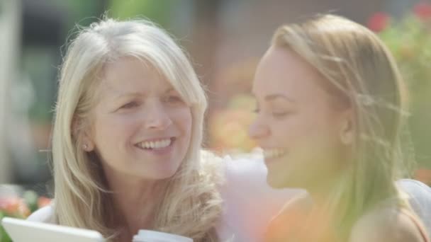 Mutter und Tochter schauen auf Tablet — Stockvideo