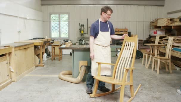 Fabricante de muebles en taller — Vídeo de stock