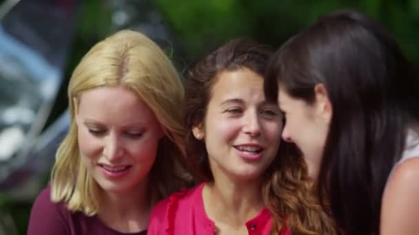 amies utilisant un ordinateur tablette  