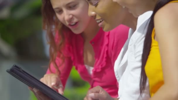 Amigos femeninos usando tableta — Vídeos de Stock