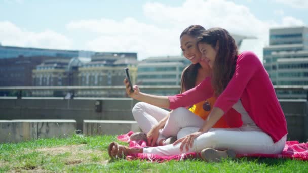 Amigas posando para selfie al aire libre — Vídeos de Stock