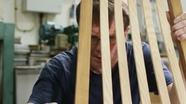 Fabricante de muebles poniendo toques a la silla — Vídeos de Stock
