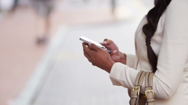 Mujer mensajes de texto en el teléfono móvil — Vídeo de stock