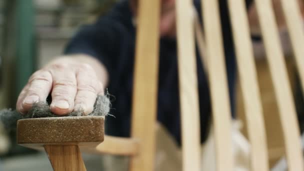 Κατασκευαστής επίπλων βάζει πινελιές σε καρέκλα — Αρχείο Βίντεο