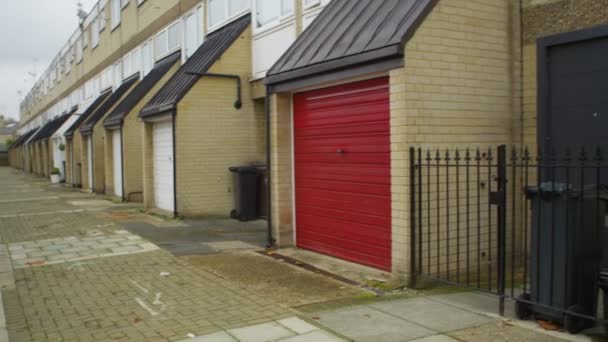 Geschakelde woningen in een voorstad van Londen — Stockvideo