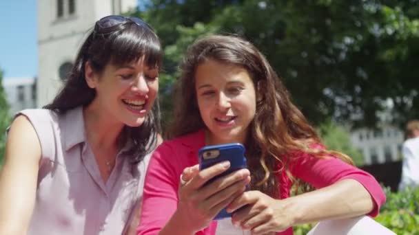 Amigos femeninos mirando el teléfono móvil — Vídeos de Stock