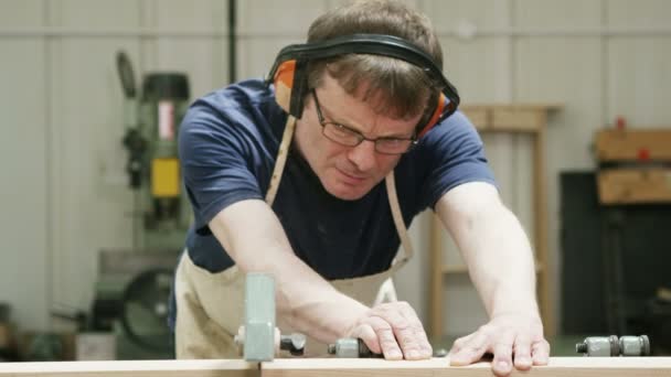 Timmerman snijden hout met een cirkelzaag — Stockvideo