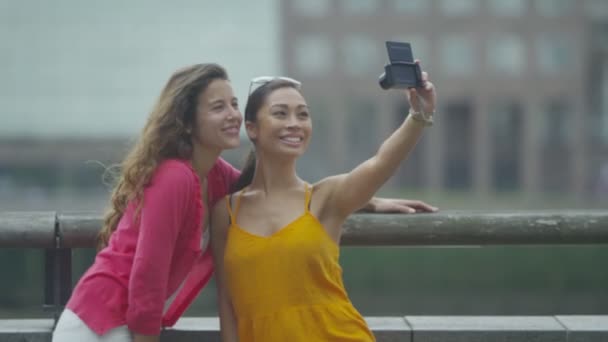 Amiche in posa per selfie all'aperto — Video Stock