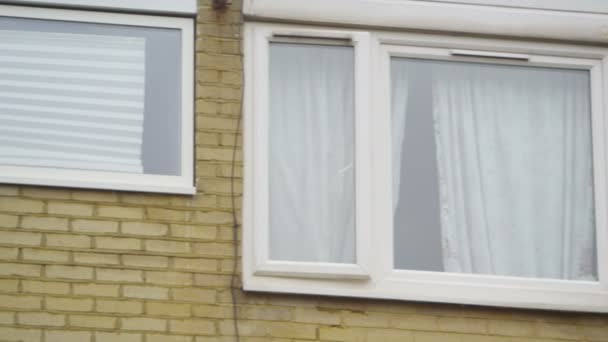 Fenster von Reihenhäusern in einem Vorort von London — Stockvideo