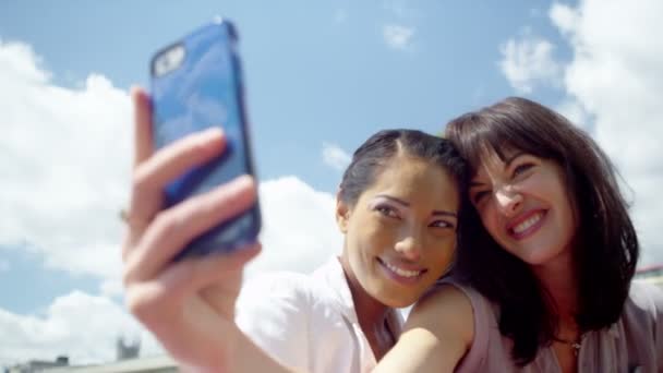 Жіночі друзі позують для селфі на відкритому повітрі — стокове відео