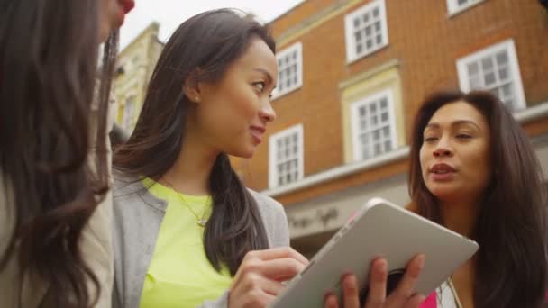 Amigos olhando para tablet computador — Vídeo de Stock