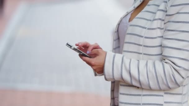 Mujer mensajes de texto en el teléfono móvil — Vídeos de Stock