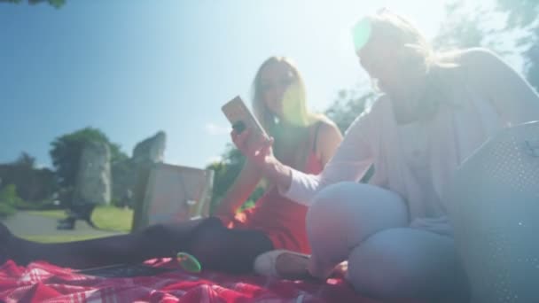 Мати і дочка беруть селфі з мобільним телефоном — стокове відео