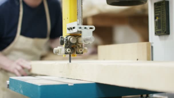 Carpintero cortando madera con una sierra de cinta — Vídeos de Stock
