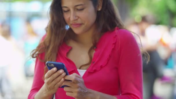 Mujer usando teléfono móvil — Vídeos de Stock