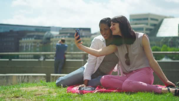 Amigas posando para selfie al aire libre — Vídeos de Stock