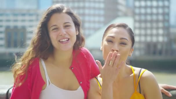 Amigos do sexo feminino soprando um beijo para a câmera — Vídeo de Stock