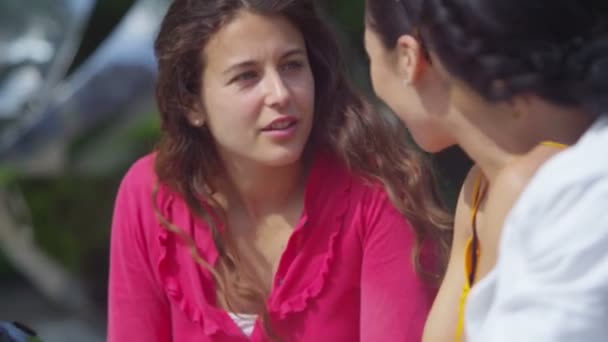 amies utilisant un ordinateur tablette  