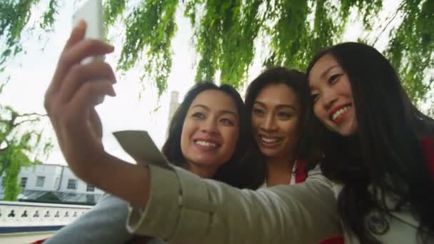Amigos tirar uma selfie com telefone celular — Vídeo de Stock