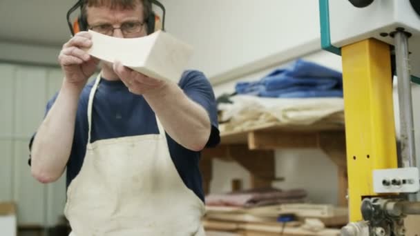 Meubelmaker controleren de kwaliteit van werk — Stockvideo