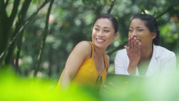 Amigos do sexo feminino usando computador tablet — Vídeo de Stock