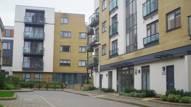 Bloki mieszkalne na przedmieściach Londynu — Wideo stockowe