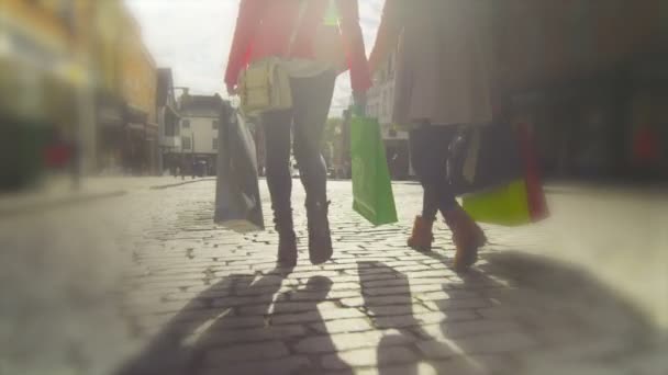 Riends marche avec des sacs colorés — Video