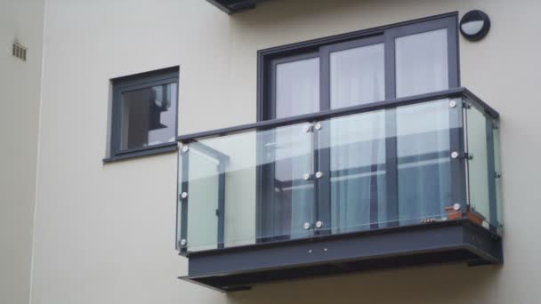 Okno z balkonem na mieszkanie w bloku — Wideo stockowe