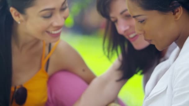 amies utilisant un ordinateur tablette  