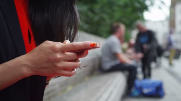 Женщина смс на мобильный телефон — стоковое видео