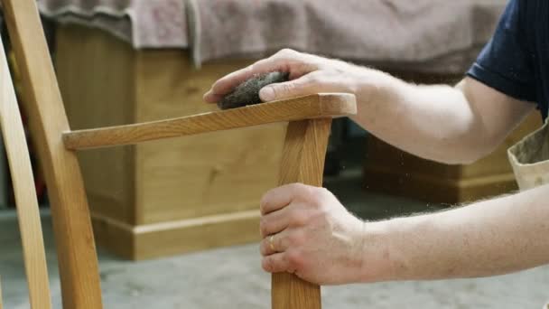 Fabricante de muebles poniendo toques a la silla — Vídeos de Stock