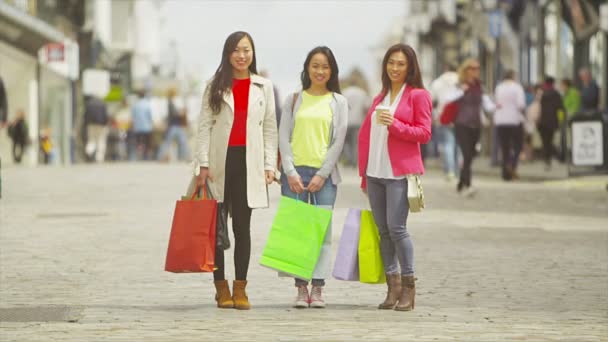 Amigos de pé com sacos coloridos — Vídeo de Stock