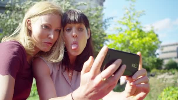 Amici in posa per selfie — Video Stock