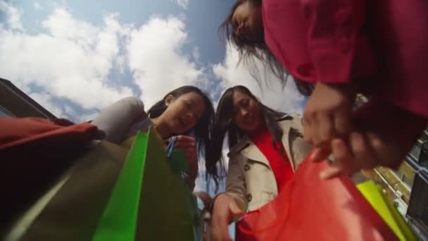 다채로운 가방와 서 친구 — 비디오