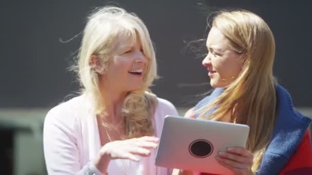 Madre e hija mirando la tableta — Vídeo de stock