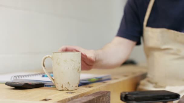 Fabricant de meubles ayant une boisson chaude — Video