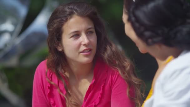 amies utilisant un ordinateur tablette  